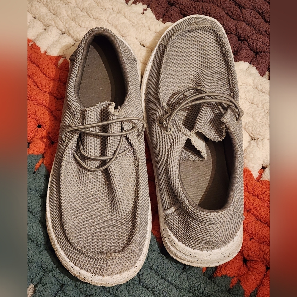 🔴 Gray Minimalist Flats with Breathable Mesh
